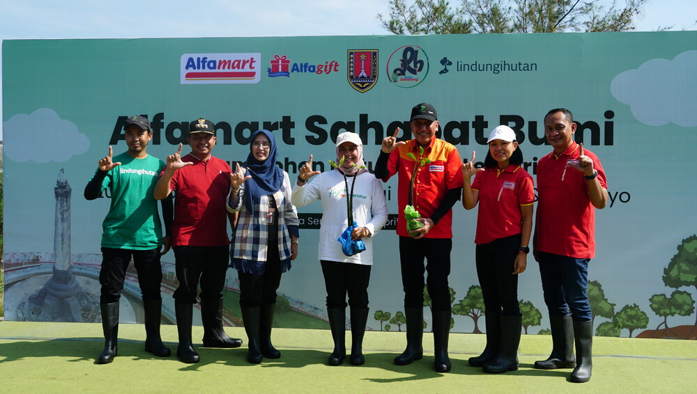 News Banner Alfamart Bangun Perisai Hijau di Pesisir Semarang: Tanam 20.000 Mangrove di Hari Bumi 2025