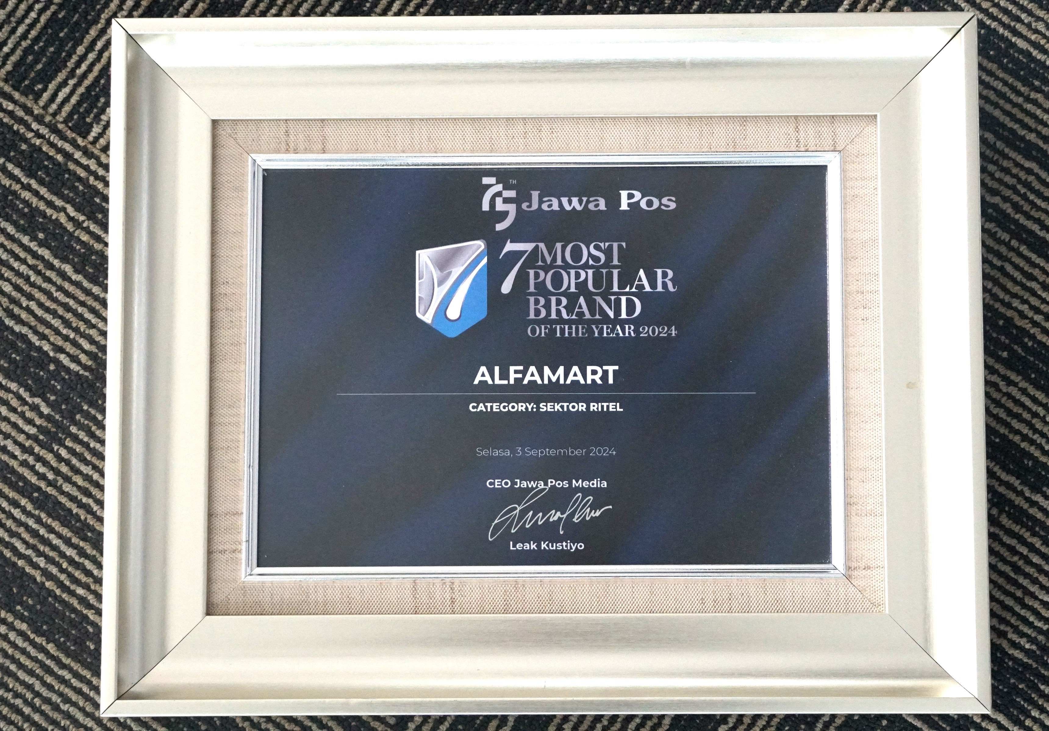 Image reward 7 Most Popular Brand Of The Year 2024 Kategori : Sektor Ritel dari Jawa Pos