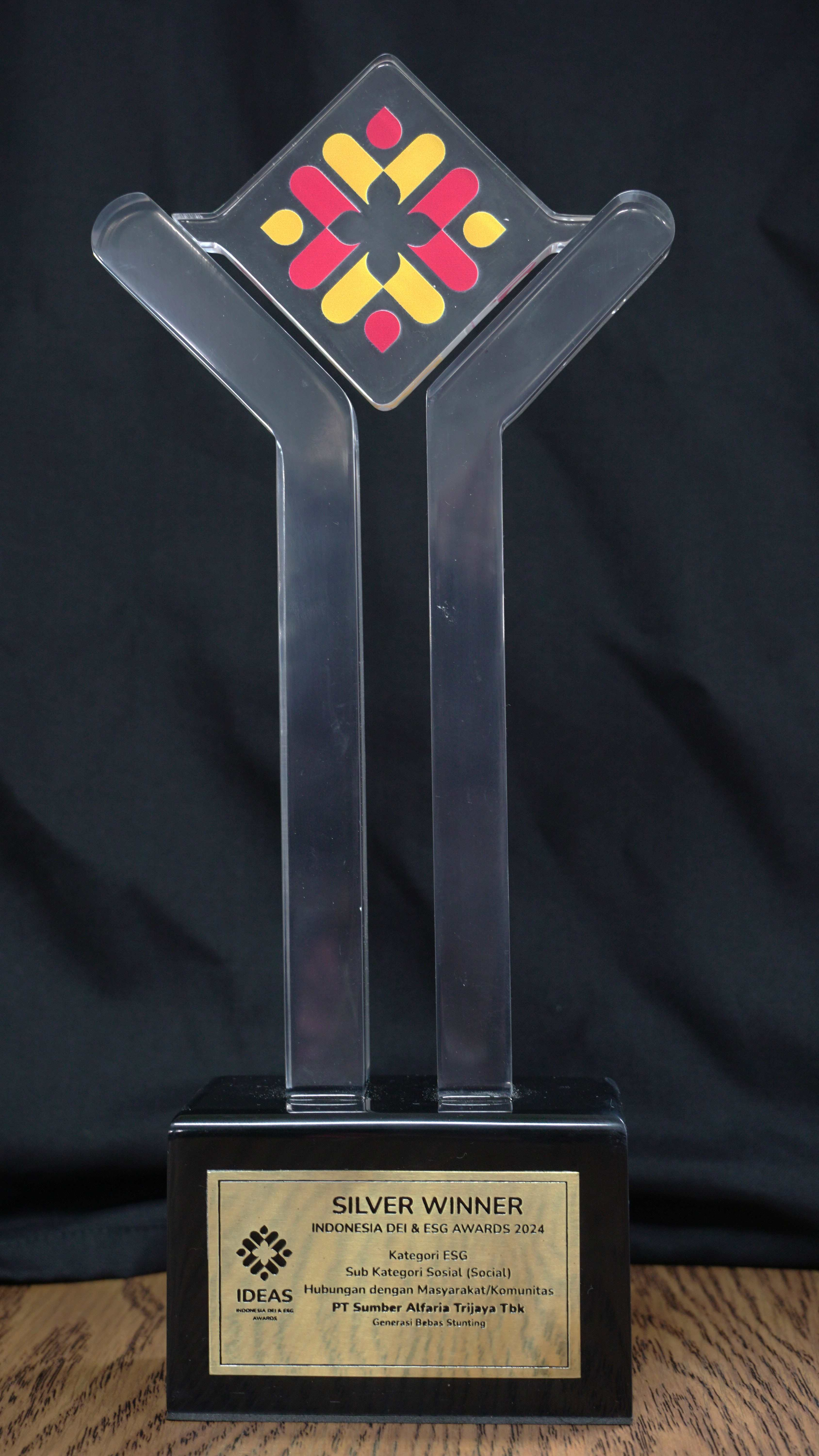 Image reward Silver Winner Indonesia DEI & ESG Awards 2024 Kategori : ESG Sub Kategori Sosial (Hubungan dengan Masyarakat/Komunitas) dari PR Indonesia