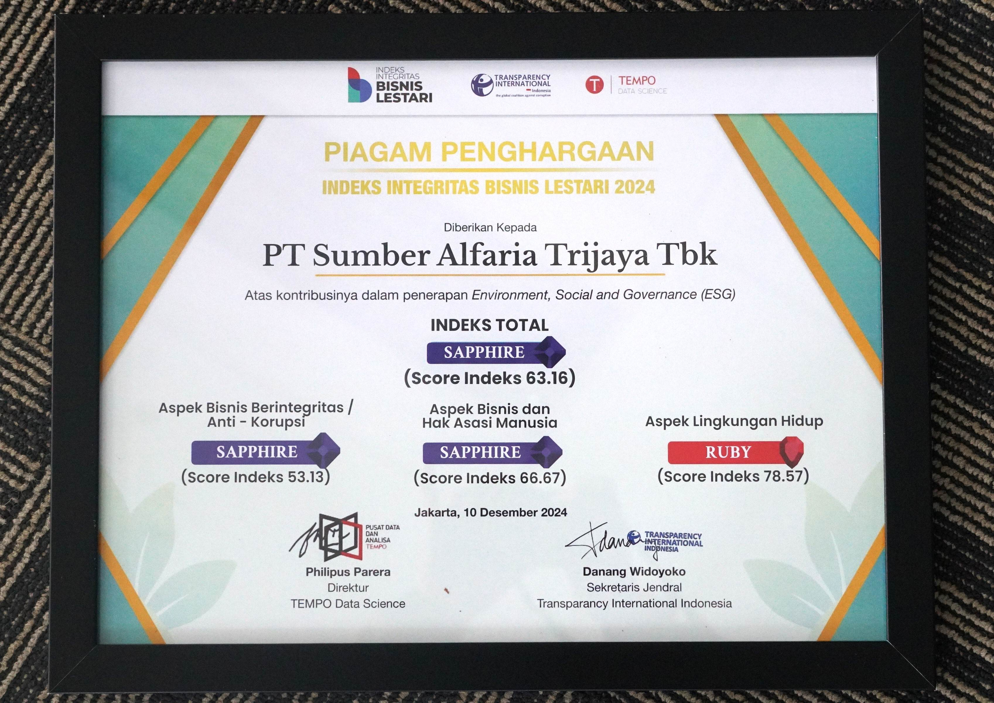 Image reward Anugerah Indeks Integritas Bisnis Lestari 2024 dari Transparency International Indonesia (TII) dan Tempo Data Science