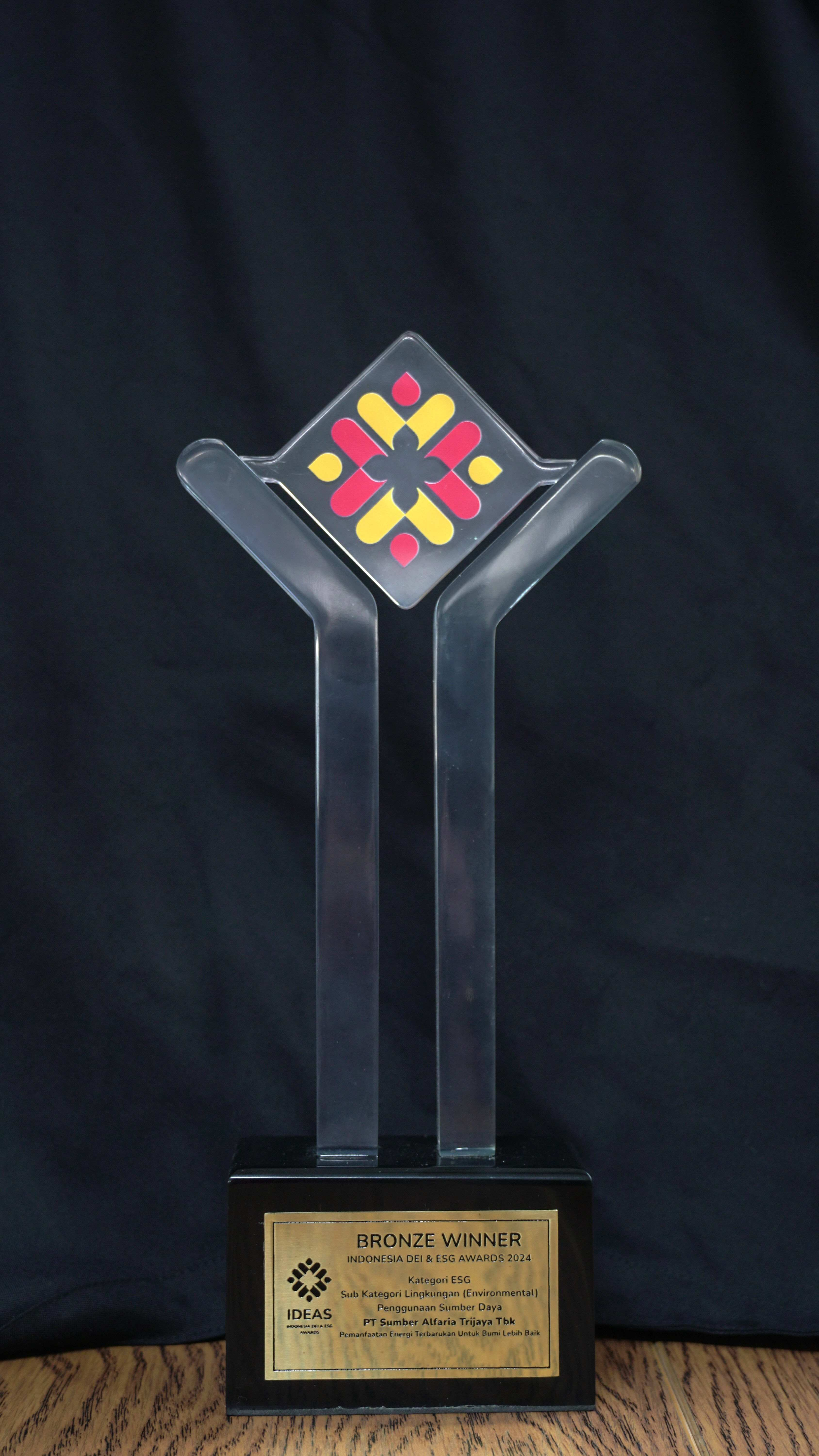 Image reward Bronze Winner Indonesia DEI & ESG Awards 2024 Kategori : ESG Sub Kategori Lingkungan (Penggunaan Sumber Daya) dari PR Indonesia