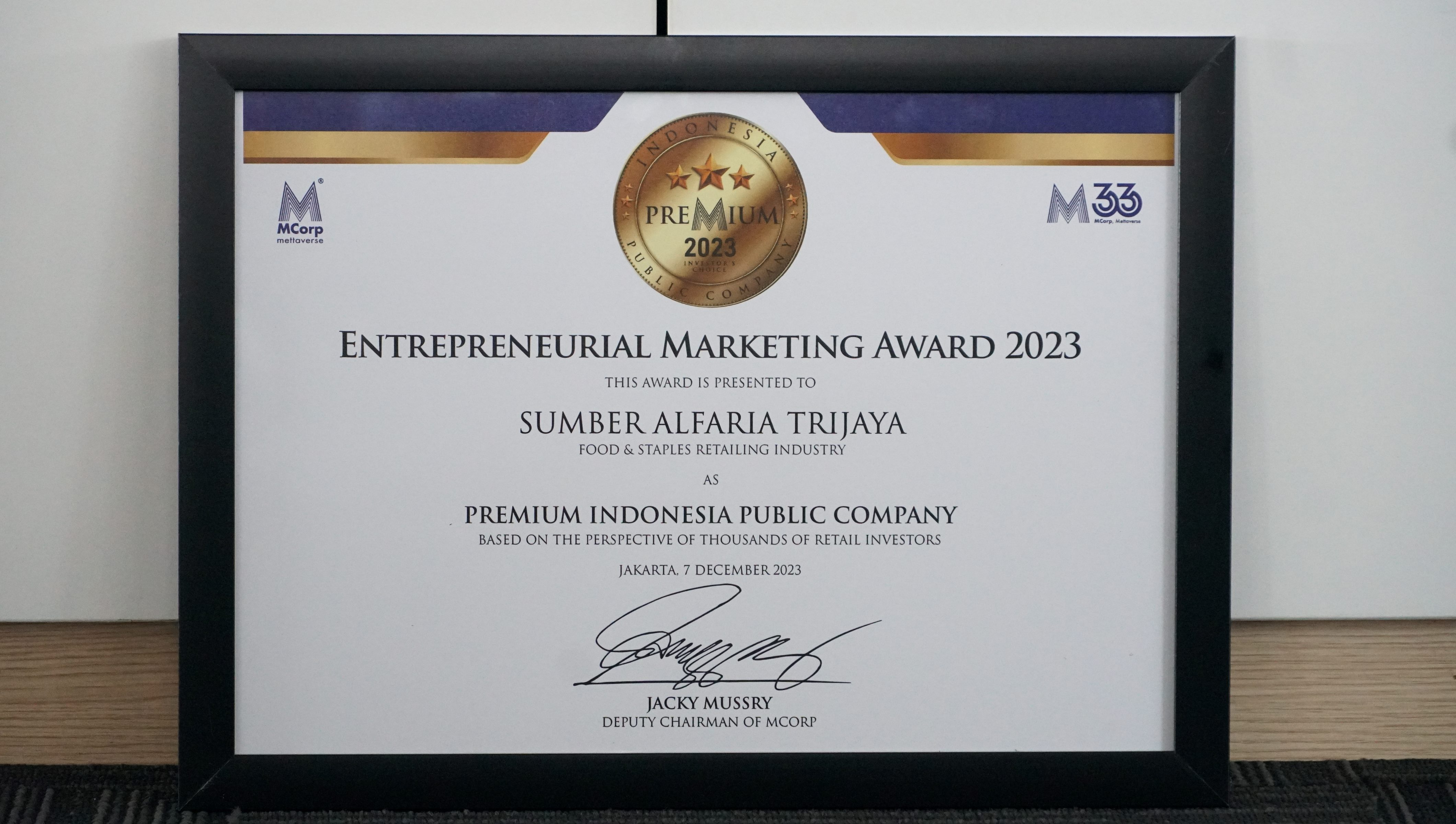 Image reward Entrepreneurial Marketing Award 2023: kategori Industri Ritel Makanan dan Kebutuhan Pokok dari Mcorp