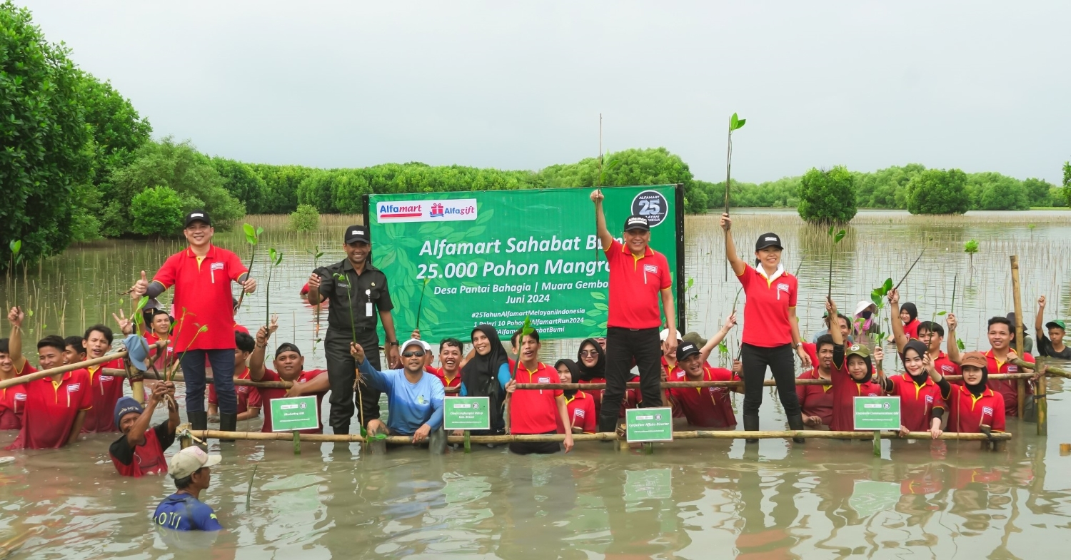 News Banner Ulang Tahun ke-25, Alfamart Tanam 25.000 Pohon Mangrove Cegah Abrasi di Muara Gembong