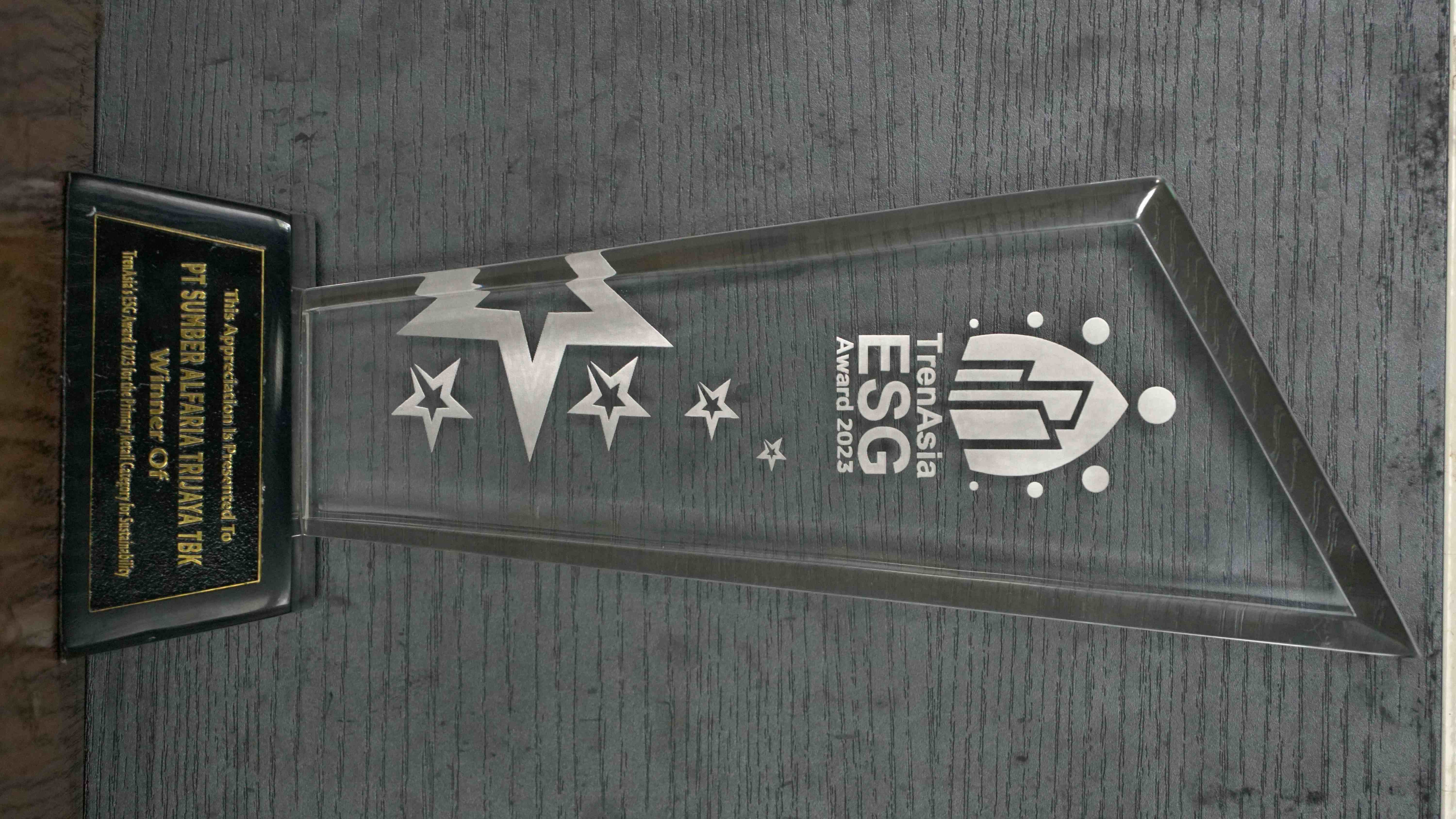 Image reward TrenAsia ESG Award 2023 kategori Primary Retail predikat Sustainability dari TrenAsia ESG