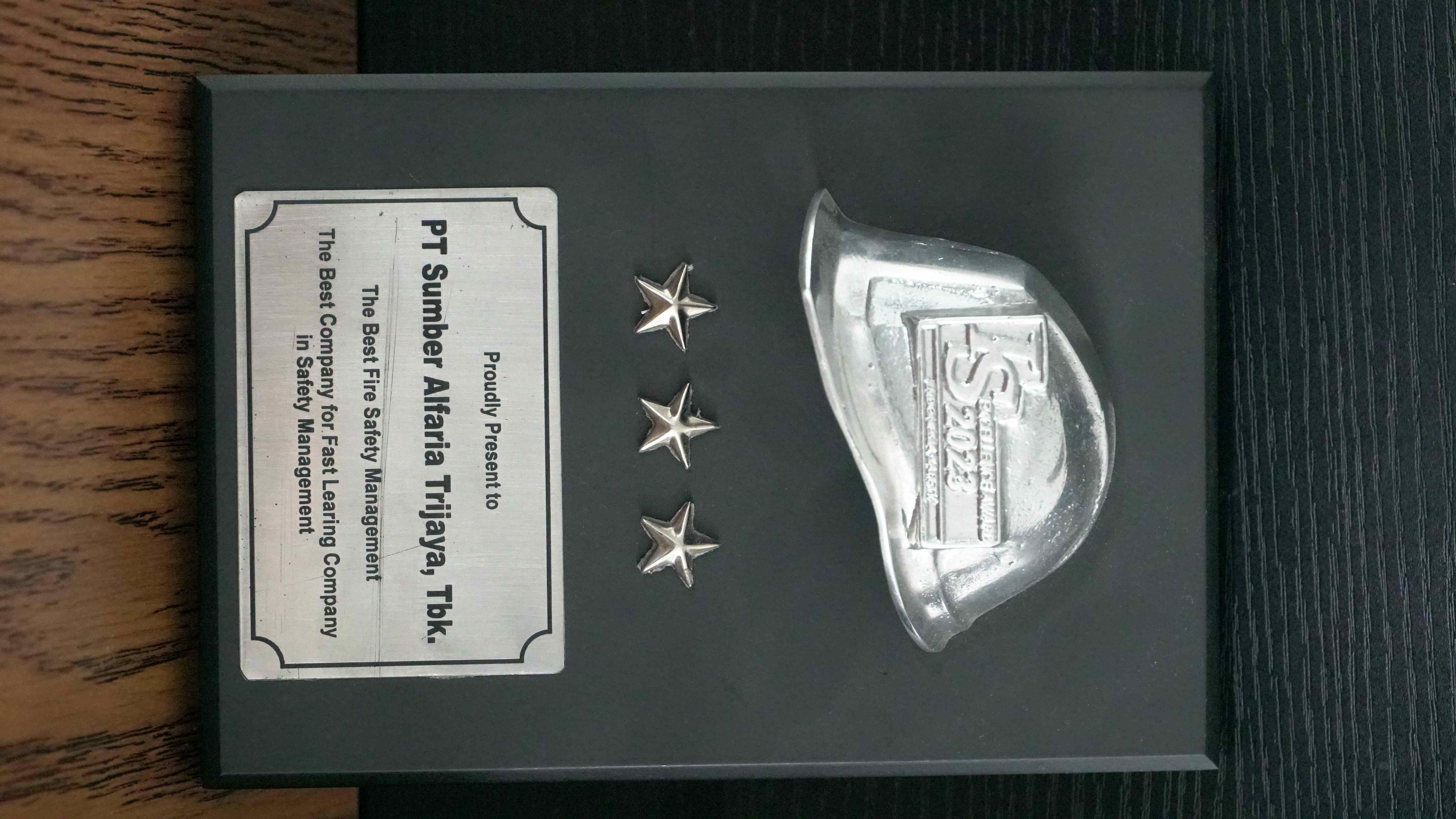 Image reward Indonesia Safety Excellence Award 2023 Kategori: The Best Fire Safety Management dan The Best Company for Fast Learning Company in Safety Management dari First Indonesia Magazine