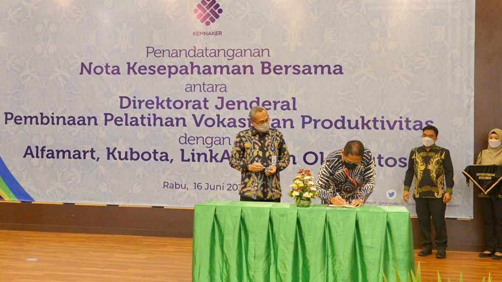 News Banner Alfamart Tandatangani Nota Kesepahaman Bersama dengan Kementerian Ketenagakerjaan
