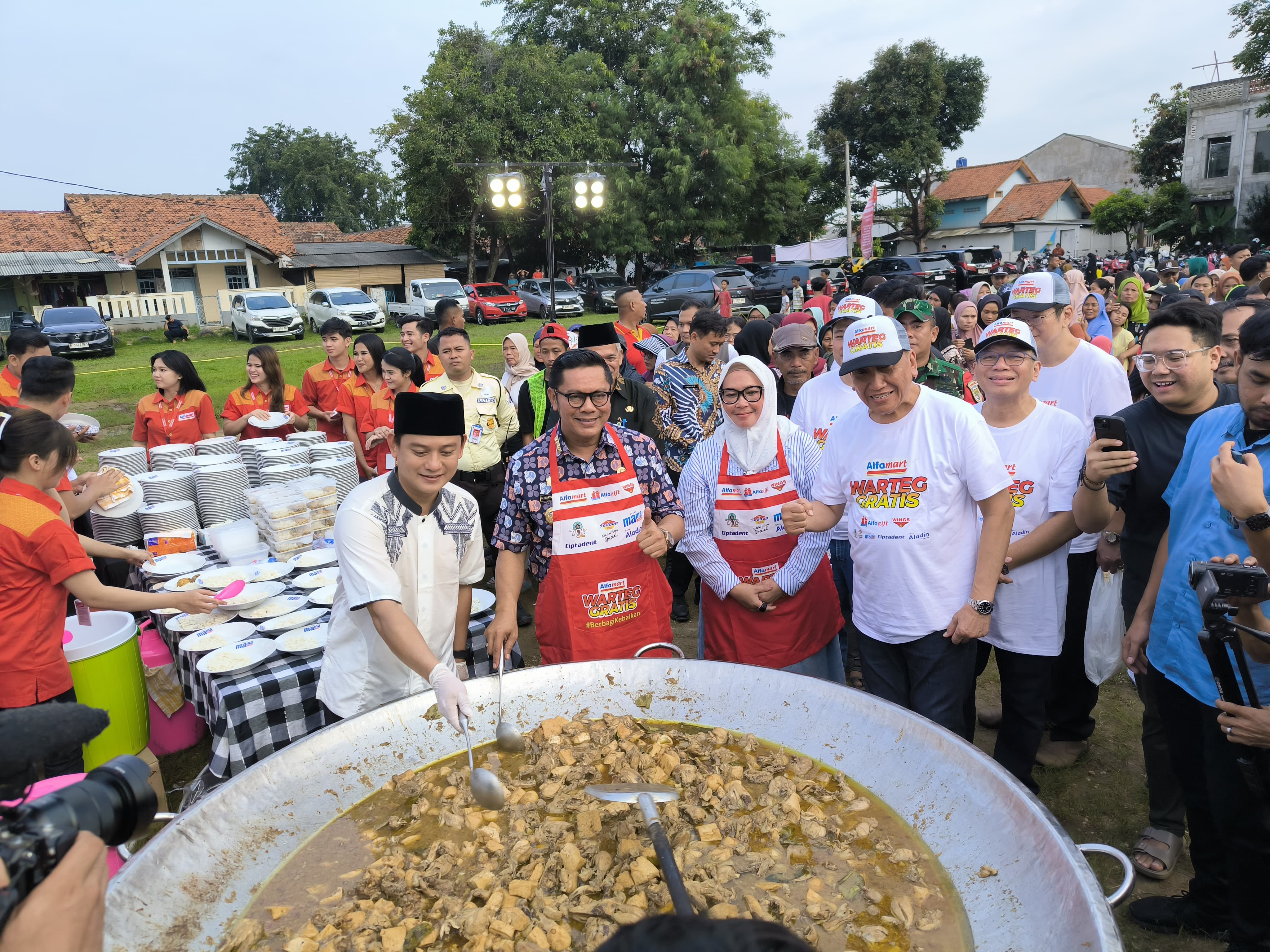 News Banner Alfamart dan Bobon Santoso Gelar Masak Besar, 1.000 Porsi Makanan Berbuka Dibagikan di Kota Tangerang