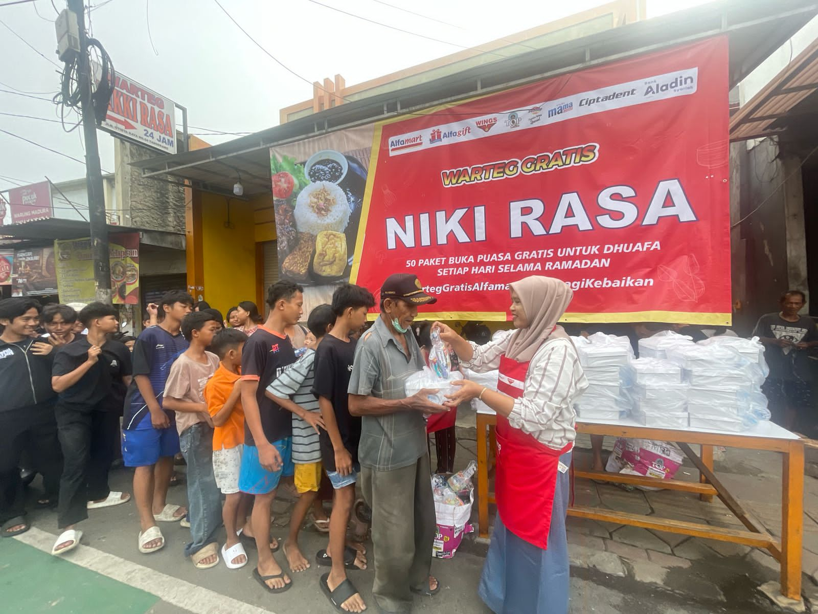 News Banner 54.000 Paket Berbuka di 36 Kota! Warteg Gratis Alfamart dan WINGS Group Siap Temani Kaum Duafa di Ramadan 2025