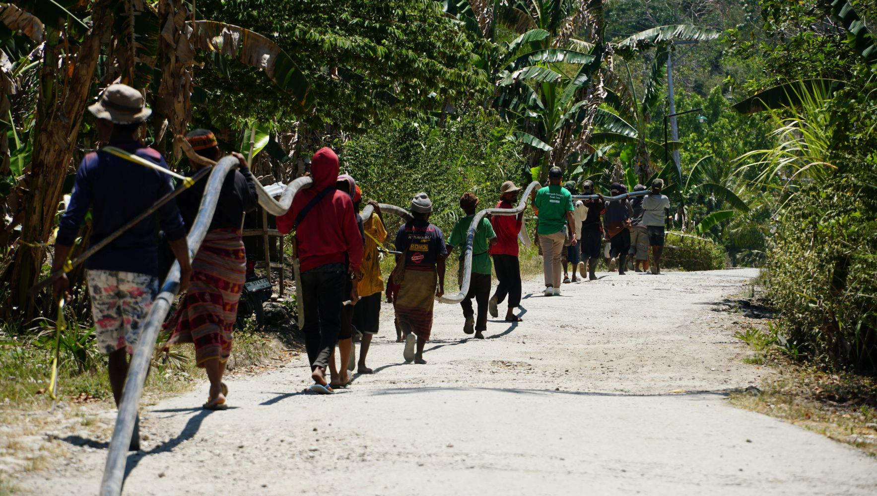 News Banner Gotong Royong Warga Nifukani Alirkan Air dari Rumah ke Rumah untuk 1000 Penerima Manfaat