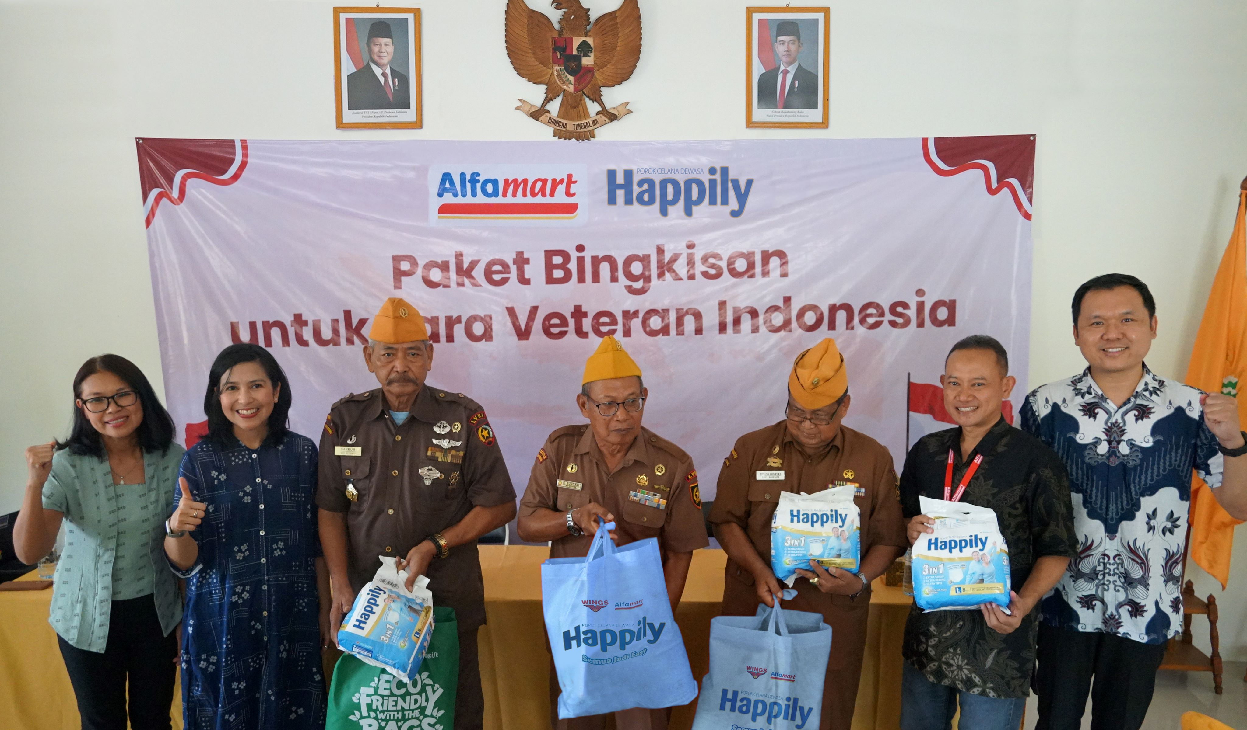 News Banner Alfamart Bersama Happily Bagikan Paket Sembako untuk Veteran di 10 Kota dalam Momen Kemerdekaan RI